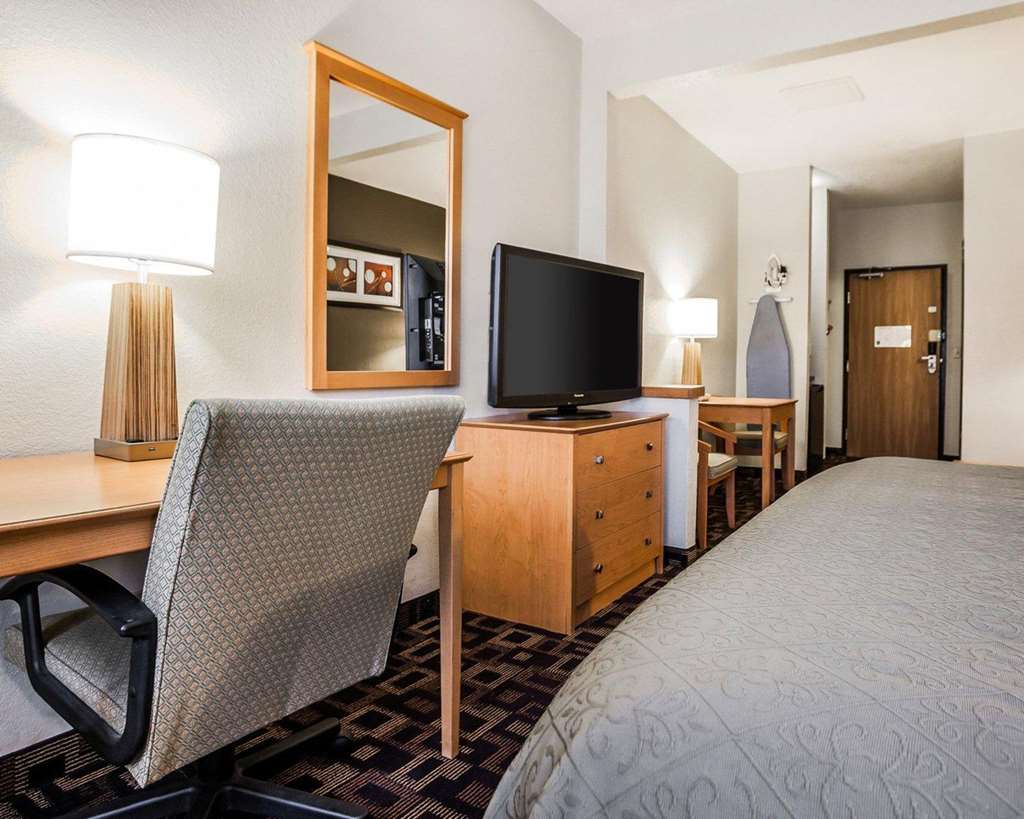 quality inn and suites des moines airport