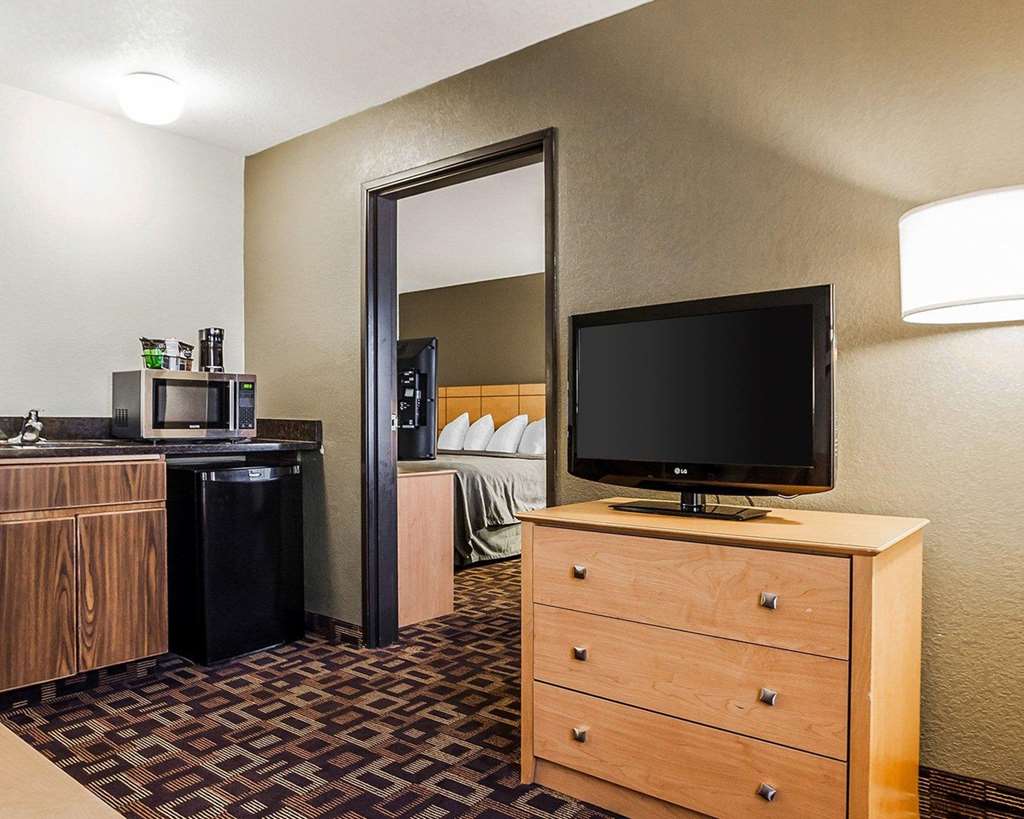 quality inn and suites des moines airport