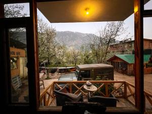 yolo backpackers max manali