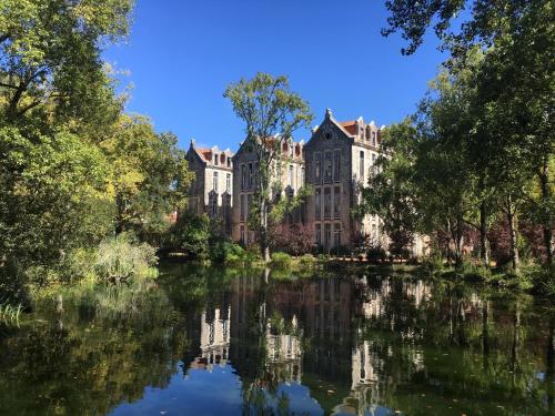 casa encosta da lagoa