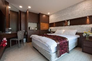 eight story manor