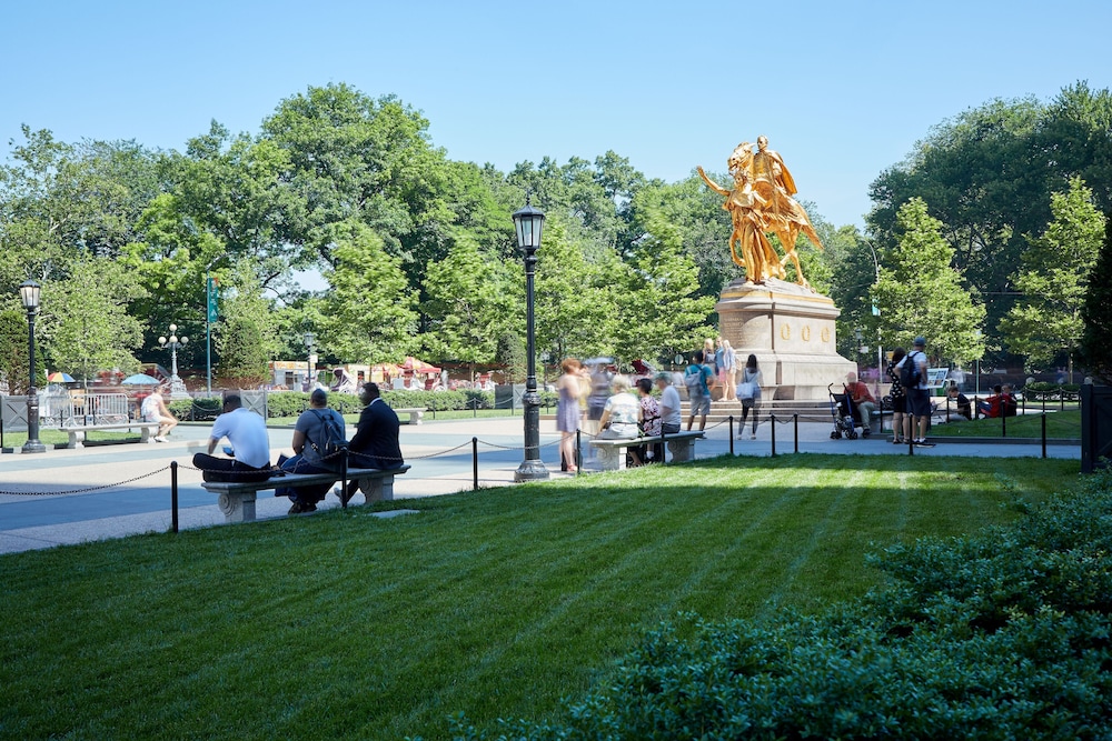 5th and 55th residence club