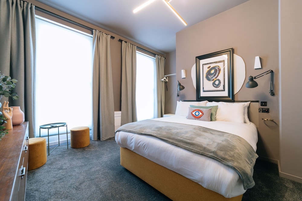 the warwick by aura collection