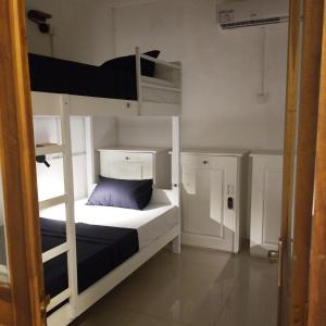 mega hostel mirissa