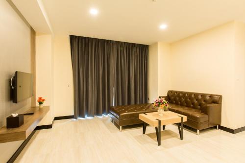crystal palace luxury hotel
