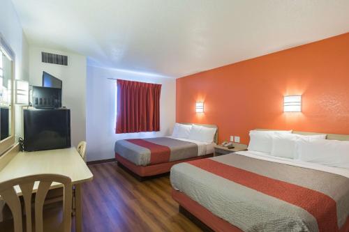 motel 6 dale in