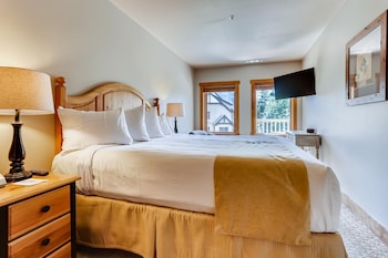 Premier Red Hawk Lodge 2 Br-Walk To Slopes-Kids Ski Free Condo,0020 Red Hawk Circle,3.5 star