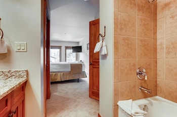 Premier Red Hawk Lodge 2 Br-Walk To Slopes-Kids Ski Free Condo,0020 Red Hawk Circle,3.5 star
