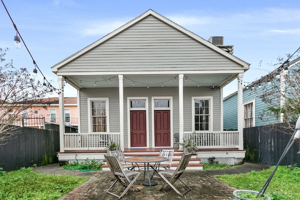 hosteeva 2br steps to st charles ave