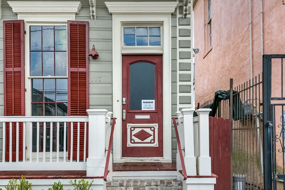 hosteeva 2br steps to st charles ave