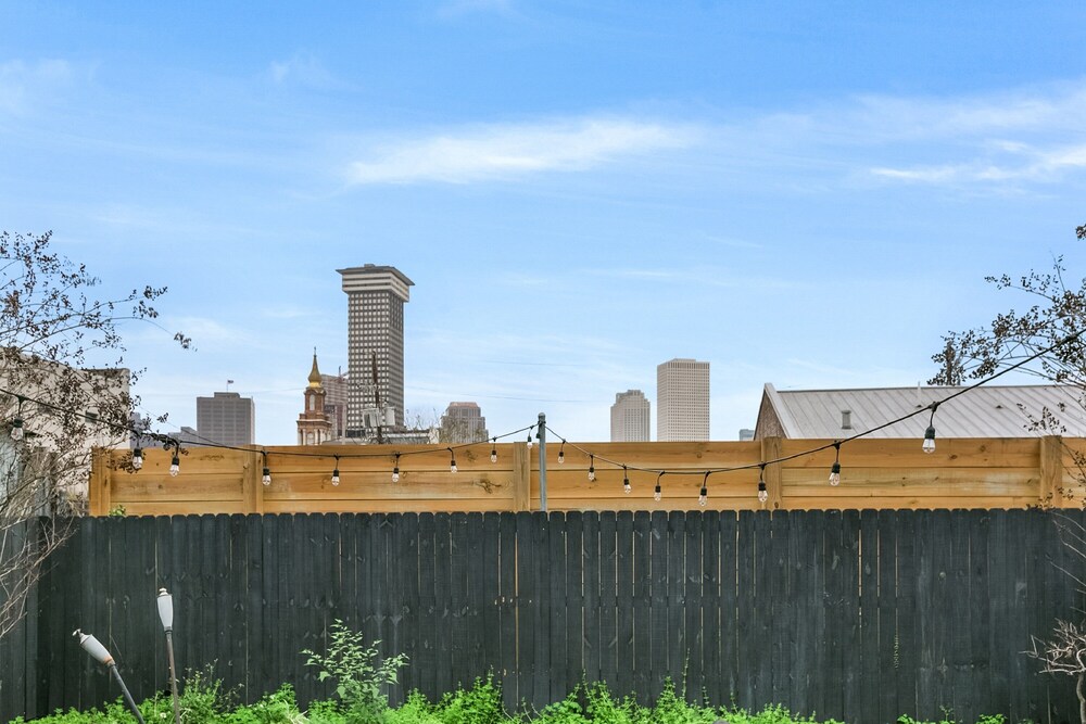 hosteeva 2br steps to st charles ave