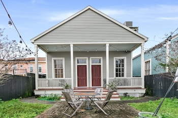 hosteeva 2br steps to st charles ave