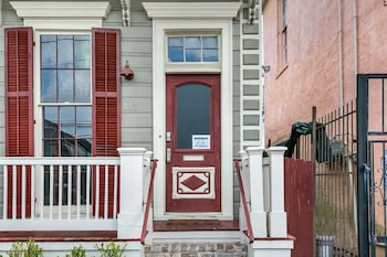 hosteeva 2br steps to st charles ave