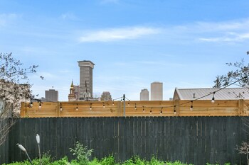 hosteeva 2br steps to st charles ave