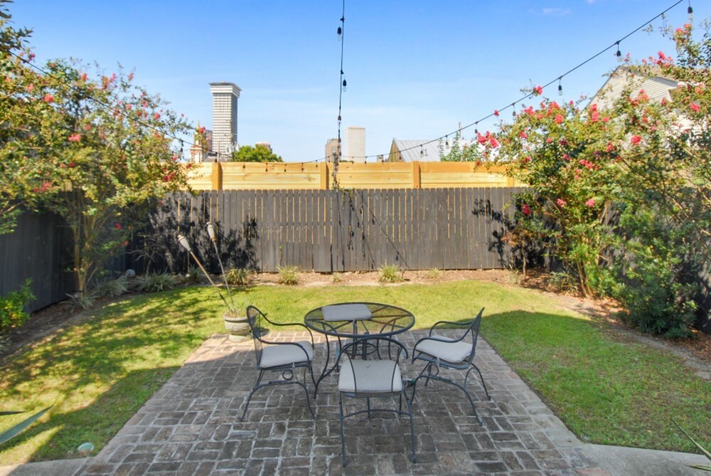 hosteeva 2br steps to st charles ave