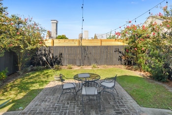 hosteeva 2br steps to st charles ave