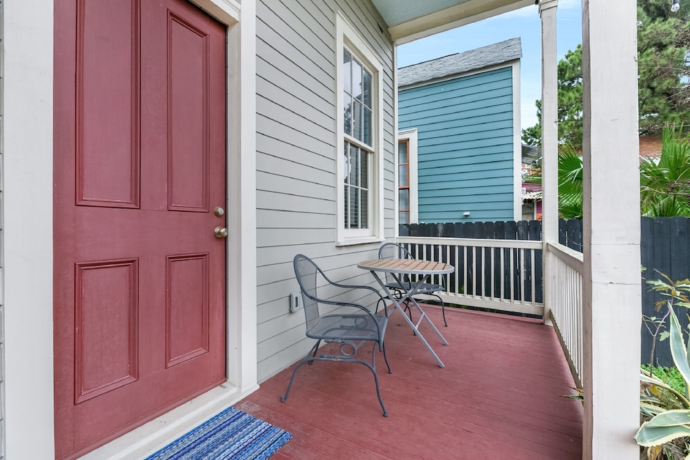 hosteeva 2br steps to st charles ave