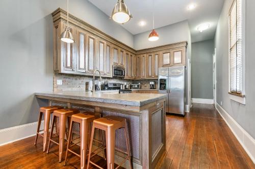 hosteeva 2br steps to st charles ave