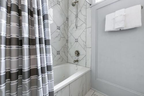 hosteeva 2br steps to st charles ave