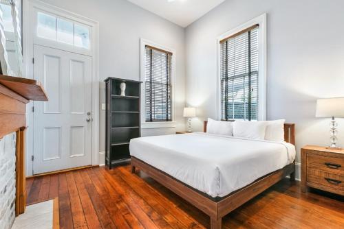 hosteeva 2br steps to st charles ave