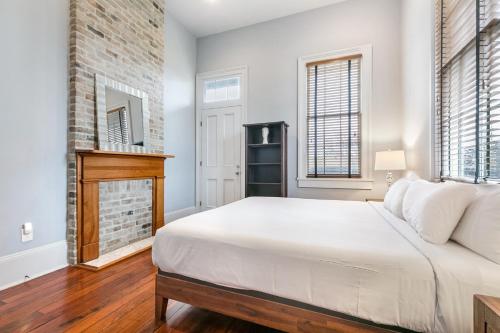 hosteeva 2br steps to st charles ave