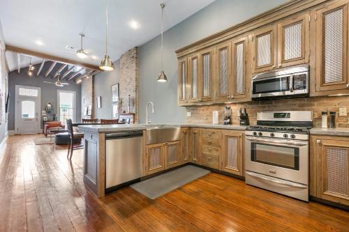 hosteeva 2br steps to st charles ave