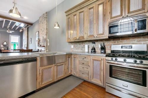 hosteeva 2br steps to st charles ave