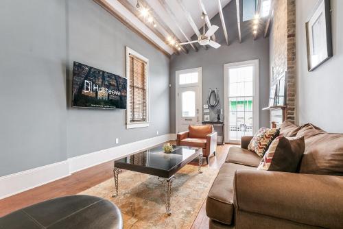 hosteeva 2br steps to st charles ave