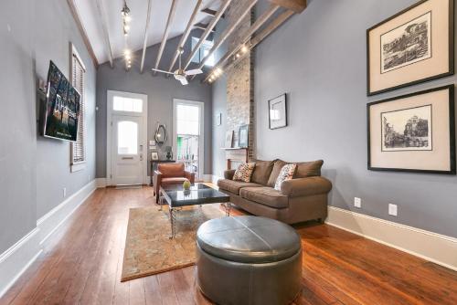 hosteeva 2br steps to st charles ave