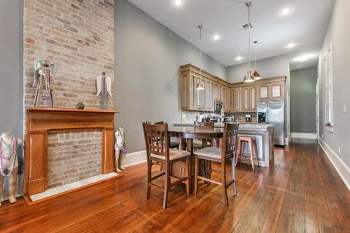 hosteeva 2br steps to st charles ave