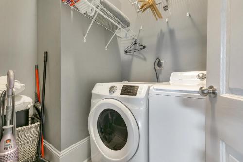 hosteeva 2br steps to st charles ave