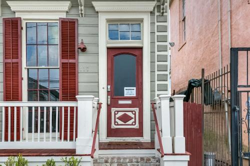 hosteeva 2br steps to st charles ave