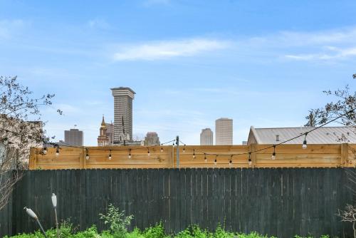 hosteeva 2br steps to st charles ave