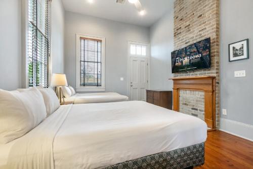 hosteeva 2br steps to st charles ave