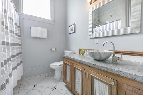 hosteeva 2br steps to st charles ave