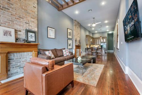 hosteeva 2br steps to st charles ave