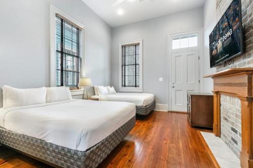 hosteeva 2br steps to st charles ave