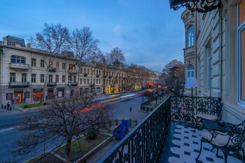 tiflis opera aparthotel