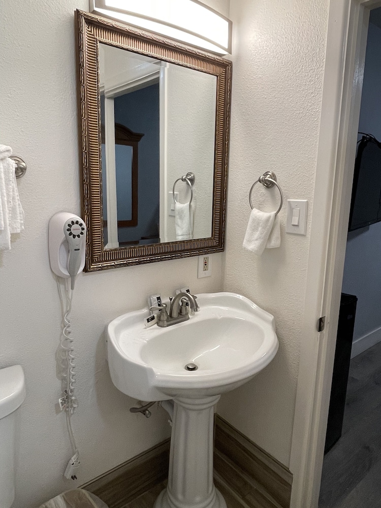 the palomar inn