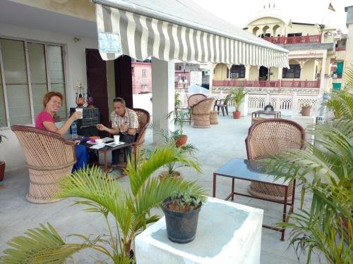 Madhav Guest House,Bani Park>>Jaipur,2 star