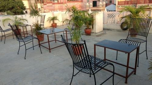 Madhav Guest House,Bani Park>>Jaipur,2 star