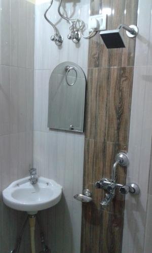 Madhav Guest House,Bani Park>>Jaipur,2 star