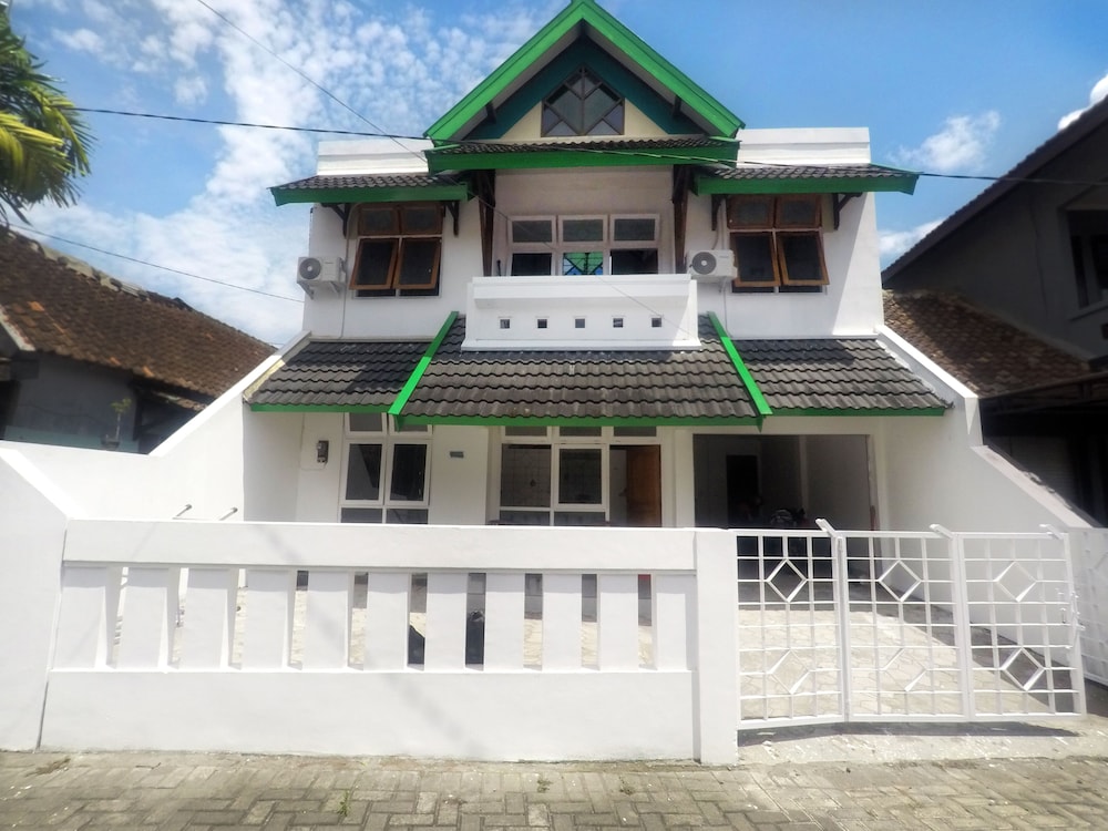 homestay jogja 4 kamar tidur full ac dekat gembiraloka