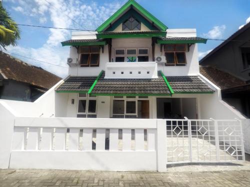 homestay jogja 4 kamar tidur full ac dekat gembiraloka