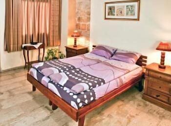 port inn hostel