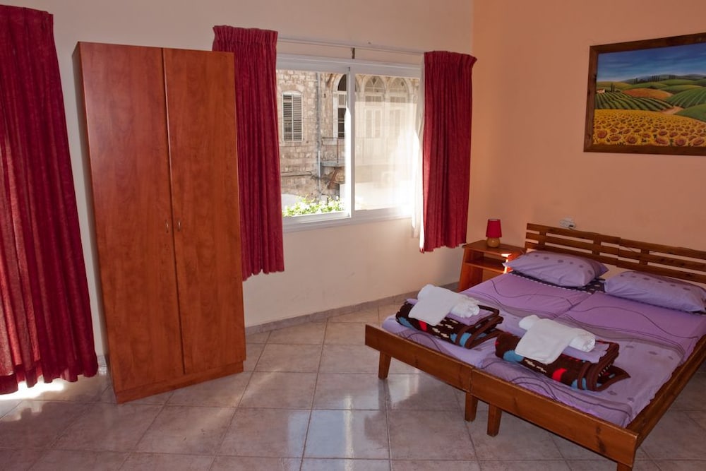 port inn hostel