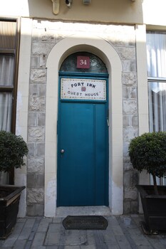 port inn hostel