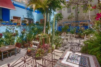 port inn hostel
