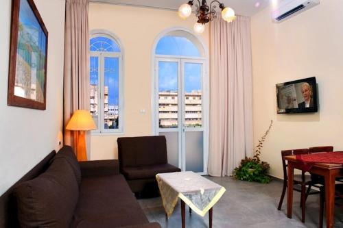 port inn hostel