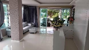 crystal place prathai